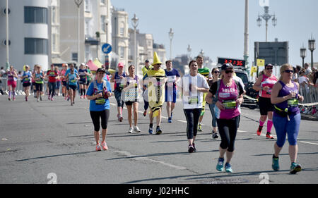 Brighton UK 9. April 2017 - ein Läufer in Kostüm findet es hot Arbeit direkt am Meer in Brighton Marathon heute an einem schönen sonnigen warmen Tag mit Temperaturen bis zu 24 Grad Celsius in einigen Teilen des Landes Fotografie von Simon Dack Stockfoto