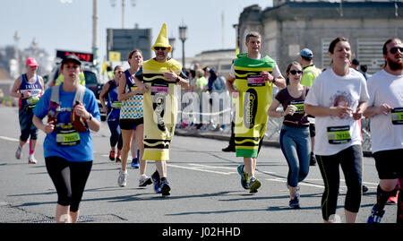 Brighton UK 9. April 2017 - ein Läufer in Kostüm findet es hot Arbeit direkt am Meer in Brighton Marathon heute an einem schönen sonnigen warmen Tag mit Temperaturen bis zu 24 Grad Celsius in einigen Teilen des Landes Fotografie von Simon Dack Stockfoto