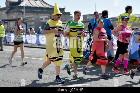 Brighton UK 9. April 2017 - ein Läufer in Kostüm findet es hot Arbeit direkt am Meer in Brighton Marathon heute an einem schönen sonnigen warmen Tag mit Temperaturen bis zu 24 Grad Celsius in einigen Teilen des Landes Fotografie von Simon Dack Stockfoto