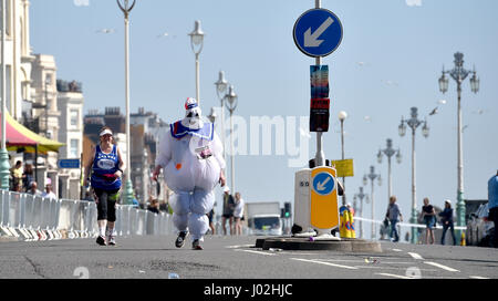 Brighton UK 9. April 2017 - ein Läufer in Kostüm findet es hot Arbeit direkt am Meer in Brighton Marathon heute an einem schönen sonnigen warmen Tag mit Temperaturen bis zu 24 Grad Celsius in einigen Teilen des Landes Fotografie von Simon Dack Stockfoto