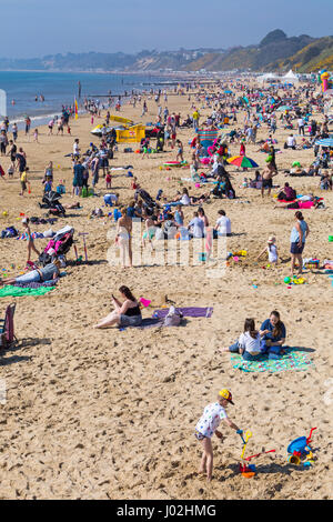 Bournemouth, Dorset, UK. 9. April 2017. UK-Wetter: schönen warmen, sonnigen Tag als Besucher gehen ans Meer machen das Beste aus der Sonne an den Stränden von Bournemouth. Mitte Tag und die Strände sind sehr beschäftigt! Bildnachweis: Carolyn Jenkins/Alamy Live-Nachrichten Stockfoto