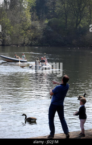 Heaton Park, Manchester, UK. 9. April 2017. Herrliche warme Frühlingssonne am Bootfahren See Heaton Park, Manchester. Bild von Paul Heyes, Sonntag, 9. April 2017. Bildnachweis: Paul Heyes/Alamy Live-Nachrichten Stockfoto