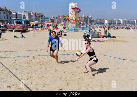 Weymouth, Dorset, UK.  9. April 2017.  Großbritannien Wetter.   Volleyballer am Strand und genießen einen Tag voller wolkenlosen blauen Himmel und warmen Sonnenschein auf das Seebad Weymouth an der Küste von Dorset Jurassic.  Bildnachweis: Graham Hunt/Alamy Live-Nachrichten Stockfoto