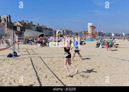 Weymouth, Dorset, UK.  9. April 2017.  Großbritannien Wetter.   Volleyballer am Strand und genießen einen Tag voller wolkenlosen blauen Himmel und warmen Sonnenschein auf das Seebad Weymouth an der Küste von Dorset Jurassic.  Bildnachweis: Graham Hunt/Alamy Live-Nachrichten Stockfoto