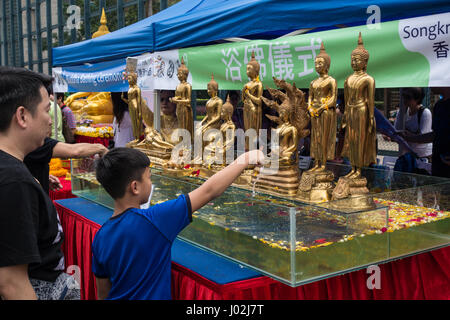 Songkran Zeremonie, Thai Gemeinschaft organisiert eine schöne Songkran Parade, Wasser kämpfen und andere lustige Aktivitäten in Hongkong, China. Stockfoto