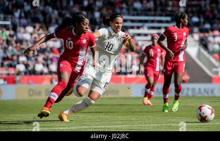 Erfurt, Deutschland. 9. April 2017. Dzsenifer Marozsan (r) Deutschlands und Kanadas Ashley Lawrence in Aktion während der Frauen national Match zwischen Deutschland und Kanada im Steigerwald-Stadion in Erfurt, Deutschland, 9. April 2017. Foto: Thomas Eisenhuth/Dpa-Zentralbild/Dpa/Alamy Live News Stockfoto