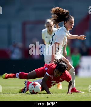 Erfurt, Deutschland. 9. April 2017. Deutschlands Sara Daebritz (hinten) und Kanadas Ashley Lawrence in Aktion während der Frauen national Match zwischen Deutschland und Kanada im Steigerwald-Stadion in Erfurt, Deutschland, 9. April 2017. Foto: Thomas Eisenhuth/Dpa-Zentralbild/Dpa/Alamy Live News Stockfoto