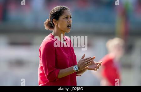 Erfurt, Deutschland. 9. April 2017. Deutschlands Trainer Steffi Jones Uhren ihrer Spieler während der Frauen national Match zwischen Deutschland und Kanada im Steigerwald-Stadion in Erfurt, Deutschland, 9. April 2017. Foto: Thomas Eisenhuth/Dpa-Zentralbild/Dpa/Alamy Live News Stockfoto