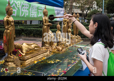 Songkran Zeremonie, Thai Gemeinschaft organisiert eine schöne Songkran Parade, Wasser kämpfen und andere lustige Aktivitäten in Hongkong, China. Stockfoto