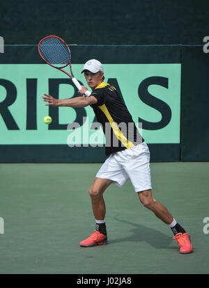 Tblisin, Georgia. 9. April 2017. Litauens Lukas Mugevicius kehrt eine Aufnahme Georgiens George Tsivadze während des Spiels der Gruppe II der 2017 Davis Cup in Tiflis, Georgien, 9. April 2017. Litauen schlug Georgia mit 3: 2. Bildnachweis: Xinhua/Alamy Live-Nachrichten Stockfoto