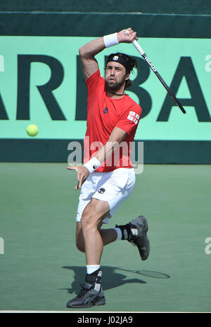 Tblisin, Georgia. 9. April 2017. Georgiens Nikoloz Basilashvili kehrt ein Schuss Litauens Tadas Babelis während des Spiels der Gruppe II der 2017 Davis Cup in Tiflis, Georgien, 9. April 2017. Litauen schlug Georgia mit 3: 2. Bildnachweis: Xinhua/Alamy Live-Nachrichten Stockfoto