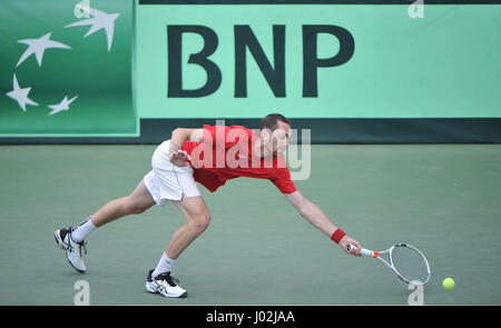 Tblisin, Georgia. 9. April 2017. Georgiens George Tsivadze kehrt ein Schuss in Litauen Laurynas Grigelis während des Spiels der Gruppe II der 2017 Davis Cup in Tiflis, Georgien, 9. April 2017. Litauen schlug Georgia mit 3: 2. Bildnachweis: Xinhua/Alamy Live-Nachrichten Stockfoto