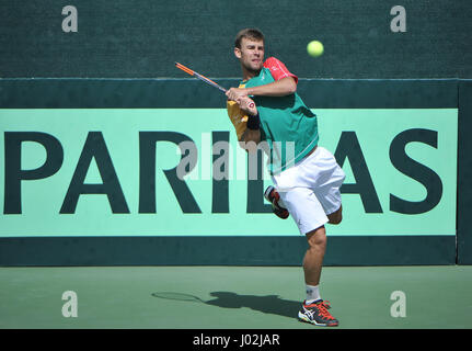 Tblisin, Georgia. 9. April 2017. Litauen Laurynas Grigelis kehrt eine Aufnahme Georgiens George Tsivadze während des Spiels der Gruppe II der 2017 Davis Cup in Tiflis, Georgien, 9. April 2017. Litauen schlug Georgia mit 3: 2. Bildnachweis: Xinhua/Alamy Live-Nachrichten Stockfoto