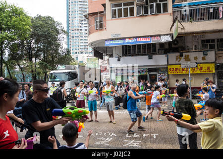 Songkran waterfight in der thailändischen Gemeinschaft (wenig Thailand) in Hongkong SAR Stockfoto