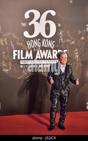 Hong Kong, China. 9. April 2017. Schauspieler Eric Tsang posiert auf dem roten Teppich während der 36. Hong Kong Film Awards in Hongkong, Südchina, 9. April 2017. Bildnachweis: Wang Xi/Xinhua/Alamy Live-Nachrichten Stockfoto