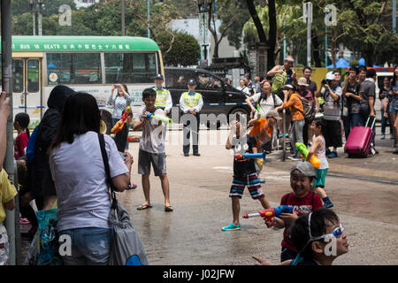 Songkran waterfight in der thailändischen Gemeinschaft (wenig Thailand) in Hongkong SAR Stockfoto