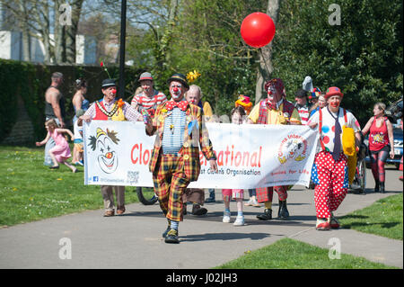 Clowns Parade durch Hotham Park in Chichester, England während der Internationalen Clown Festival. Stockfoto