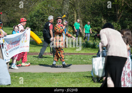 Clowns Parade durch Hotham Park in Chichester, England während der Internationalen Clown Festival. Stockfoto