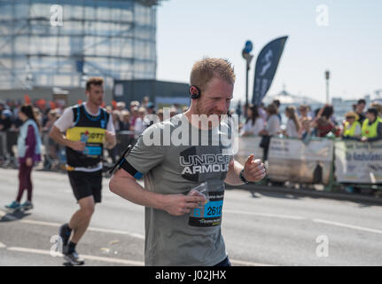 9. April 2017, Brighton UK. Mann läuft in Brighton Marathon-Wettbewerb Stockfoto