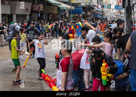 Songkran waterfight in der thailändischen Gemeinschaft (wenig Thailand) in Hongkong SAR Stockfoto