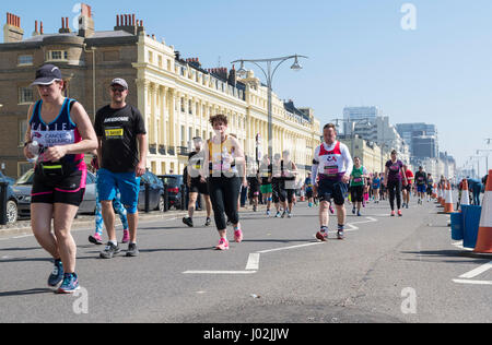 Brighton, UK. 9. April 2017. Tausende von Menschen trotzten die Hitze am heißesten Tag des Jahres bis jetzt zur Teilnahme an der Brighton Marathon. Bildnachweis: Elizabeth Wake/Alamy Live-Nachrichten Stockfoto