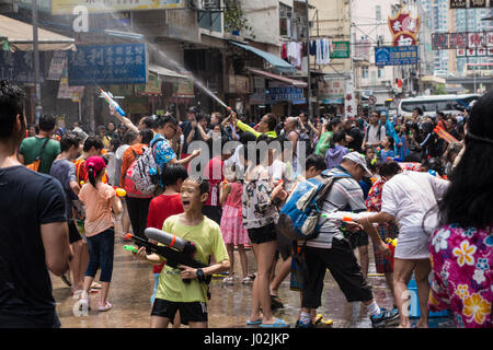 Songkran waterfight in der thailändischen Gemeinschaft (wenig Thailand) in Hongkong SAR Stockfoto