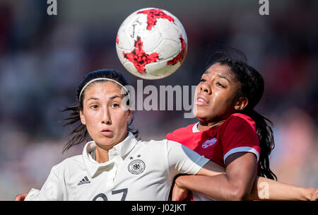 Erfurt, Deutschland. 9. April 2017. Deutschlands Sara Doorsoun (l) und Kanadas Ashley Lawrence in Aktion während der Frauen national Match zwischen Deutschland und Kanada im Steigerwald-Stadion in Erfurt, Deutschland, 9. April 2017. Foto: Thomas Eisenhuth/Dpa-Zentralbild/Dpa/Alamy Live News Stockfoto