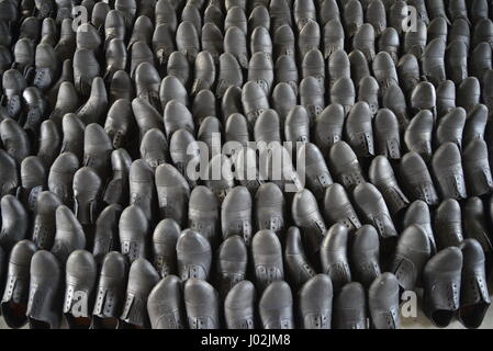 Dhaka, Bangladesch. 9. April 2017. Schuhe in einer Schuhfabrik in Savar Gerberei Industriegebiet in der Nähe von Dhaka, Bangladesh angezeigt. Am 9. April 2017 beginnt Gerberei Verlagerung von Hazaribag in Savar Gerberei Industriegebiet in der Nähe von Dhaka. Mehr als 40 Gerberei beginnt bereits ihre Produktion in das Gewerbegebiet Savar Gerberei und ca. 110 Gerbereien setup ihrer Maschinen und machen Infrastruktur in Savar in der Nähe von Dhaka, Bangladesh. Bildnachweis: Mamunur Rashid/Alamy Live-Nachrichten Stockfoto