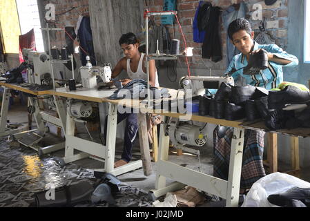 Dhaka, Bangladesch. 9. April 2017. Bangladeshi Arbeiter schwingen Schuhe in einer Schuhfabrik in Savar Gerberei Industriegebiet in der Nähe von Dhaka, Bangladesh. Am 9. April 2017 beginnt Gerberei Verlagerung von Hazaribag in Savar Gerberei Industriegebiet in der Nähe von Dhaka. Mehr als 40 Gerberei beginnt bereits ihre Produktion in das Gewerbegebiet Savar Gerberei und ca. 110 Gerbereien setup ihrer Maschinen und machen Infrastruktur in Savar in der Nähe von Dhaka, Bangladesh. Bildnachweis: Mamunur Rashid/Alamy Live-Nachrichten Stockfoto