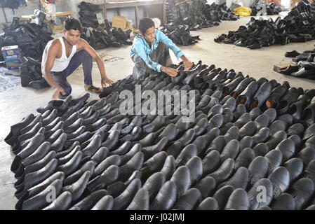 Dhaka, Bangladesch. 9. April 2017. Bangladeshi Arbeiter zeigen Schuhe in einer Schuhfabrik in Savar Gerberei Industriegebiet in der Nähe von Dhaka, Bangladesh. Am 9. April 2017 beginnt Gerberei Verlagerung von Hazaribag in Savar Gerberei Industriegebiet in der Nähe von Dhaka. Mehr als 40 Gerberei beginnt bereits ihre Produktion in das Gewerbegebiet Savar Gerberei und ca. 110 Gerbereien setup ihrer Maschinen und machen Infrastruktur in Savar in der Nähe von Dhaka, Bangladesh. Bildnachweis: Mamunur Rashid/Alamy Live-Nachrichten Stockfoto