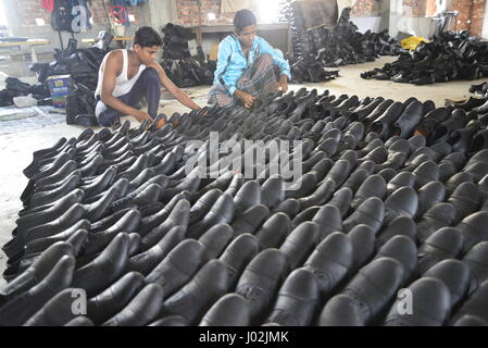 Dhaka, Bangladesch. 9. April 2017. Bangladeshi Arbeiter zeigen Schuhe in einer Schuhfabrik in Savar Gerberei Industriegebiet in der Nähe von Dhaka, Bangladesh. Am 9. April 2017 beginnt Gerberei Verlagerung von Hazaribag in Savar Gerberei Industriegebiet in der Nähe von Dhaka. Mehr als 40 Gerberei beginnt bereits ihre Produktion in das Gewerbegebiet Savar Gerberei und ca. 110 Gerbereien setup ihrer Maschinen und machen Infrastruktur in Savar in der Nähe von Dhaka, Bangladesh. Bildnachweis: Mamunur Rashid/Alamy Live-Nachrichten Stockfoto