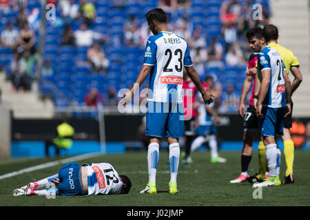 Barcelona, Spanien. 8. April 2017. Diego Reyes, klagt die Verletzungen des Aaronduring La Liga Santander Spieltag 31 Spiel zwischen Espanyol und Alaves. 8. April 2017. RCDE Stadion, Barcelona Spanien. Bildnachweis: VWPics/Alamy Live-Nachrichten Stockfoto