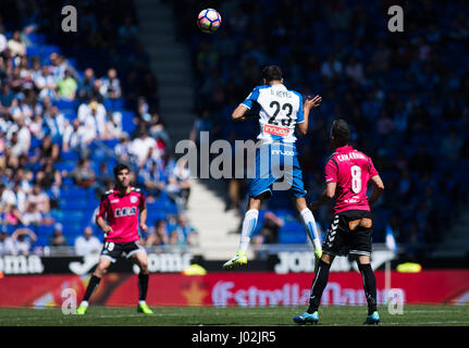 Barcelona, Spanien. 8. April 2017. Diego Reyes springen, den Ball während La Liga Santander Spieltag 31 Spiel zwischen Espanyol und Alaves. 8. April 2017. RCDE Stadion, Barcelona Spanien. Bildnachweis: VWPics/Alamy Live-Nachrichten Stockfoto