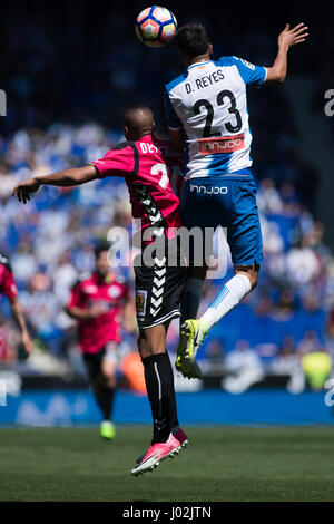 Barcelona, Spanien. 8. April 2017. Diego Reyes springen, den Ball während La Liga Santander Spieltag 31 Spiel zwischen Espanyol und Alaves. 8. April 2017. RCDE Stadion, Barcelona Spanien. Bildnachweis: VWPics/Alamy Live-Nachrichten Stockfoto