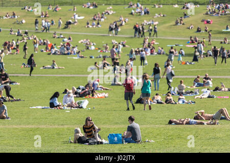 London, UK. 9. April 2017. UK-Wetter: Londoner genießen am heißesten Tag des Jahres so weit im Greenwich Park mit Temperaturen bis über 25 C Credit: Guy Corbishley/Alamy Live News Stockfoto