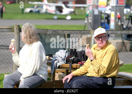 Shobdon Flugplatz, Herefordshire, England. April 2017. UK-Wetter - Sonnenschein und warmem Wetter am Shobdon Flugplatz heute mit vielen Besuchern zum Flugplatz Café für ein Eis, während die Flugzeuge zu beobachten. -lokale Temperaturen von 20 ° c. Bildnachweis: Steven Mai / Alamy Live News Stockfoto