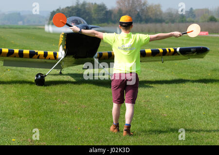 Shobdon Flugplatz, Herefordshire, England. April 2017. Allgemeine Luftfahrt Flugplatz Boden Flughelfer leitet eine taxying Vans RV-8 Flugzeuge. Bildnachweis: Steven Mai / Alamy Live News Stockfoto