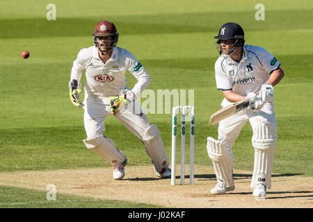 London, UK. 9. April 2017. Jonathan Trott Wimper auf seinem Weg zu einem anderen 1. Klasse Jahrhundert für Warwickshire gegen Surrey am Spieltag drei Specsavers County Championship am Oval.David Rowe/Alamy Live News Stockfoto