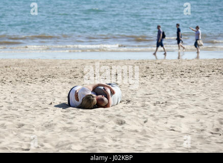 Bournemouth, Dorset, Großbritannien, 9.. April 2017. Ein Paar umarmte sich am Strand. Stockfoto