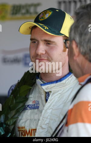 Silverstone, Großbritannien. 9. April 2017. James Gornall im Gespräch mit Medien und sein Team nach seinem Sieg in Silverstone-Rennen für den BMW Compact Cup während der BRSCC Race Meeting Stockfoto