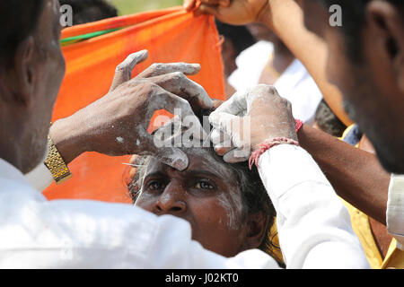 Maharashtra, Indien. 9. April 2017.   Ein Anhänger mit Metallstiften durchbohrt, als ein Teil des Rituals statt für Tamil Festival von Panguni Uthiram in Ambernath in Maharashtra, Indien statt. Bildnachweis: Chirag Wakaskar/Alamy Live-Nachrichten Stockfoto