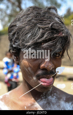 Maharashtra, Indien. 9. April 2017.   Ein Anhänger mit Metallstiften durchbohrt, als ein Teil des Rituals statt für Tamil Festival von Panguni Uthiram in Ambernath in Maharashtra, Indien statt. Bildnachweis: Chirag Wakaskar/Alamy Live-Nachrichten Stockfoto