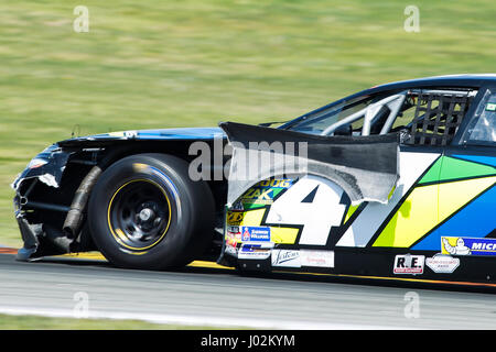 Valencia, Spanien. 9. April 2017.  Probleme für Giudice während der NASCAR WHELEN EUROSERIE Sitzung Sonntag in Circuit Ricardo Tormo, Cheste, Valencia, Spanien. Foto: Cronos/Omar Arnau/Alamy Live News Stockfoto