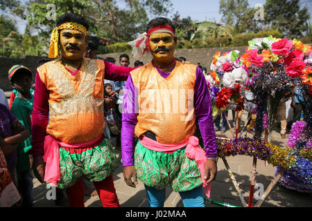 Maharashtra, Indien. 9. April 2017.  Rituellen Tänzer posieren für Fotos für einen Zeitraum für Tamil, das Festival der Panguni Uthiram in Ambernath in Maharashtra, Indien statt. Bildnachweis: Chirag Wakaskar/Alamy Live-Nachrichten Stockfoto