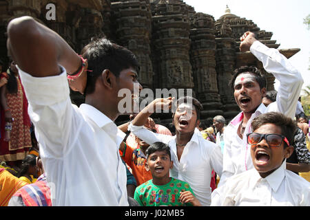 Maharashtra, Indien. 9. April 2017.  Anhänger singen während Tamil, das Festival der Panguni Uthiram in Ambernath in Maharashtra, Indien statt. Bildnachweis: Chirag Wakaskar/Alamy Live-Nachrichten Stockfoto