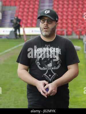 Doncaster, South Yorkshire, UK. 9. April 2017. Eric Perez (Inhaber/CEO) von Toronto Wolfpack während der Kingstone Presse Liga 1 Leuchte Rugby-League-Partie auf das Keepmoat Stadium, Doncaster, South Yorkshire Bild von Stephen Gaunt/Alamy Live News Stockfoto