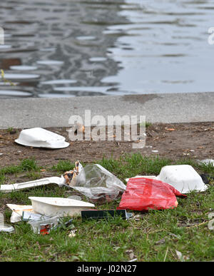 Berlin, Deutschland. 3. April 2017. Müll liegt über dem Rasen entlang eines Kanals im Stadtteil Kreuzberg in Berlin, Deutschland, 3. April 2017 verstreut. Müll ist in Grünflächen der Stadt im Zuge der warmes Wetter und Sonnenschein aufgestapelt. Foto: Paul Zinken/Dpa/Alamy Live News Stockfoto