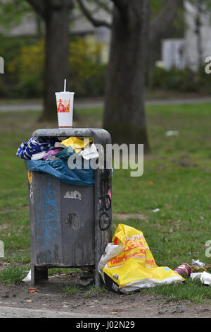 Berlin, Deutschland. 3. April 2017. Eine überlaufende Abfalleimer in einem Park im Stadtteil Kreuzberg in Berlin, Deutschland, 3. April 2017. Müll ist in Grünflächen der Stadt im Zuge der warmes Wetter und Sonnenschein aufgestapelt. Foto: Paul Zinken/Dpa/Alamy Live News Stockfoto