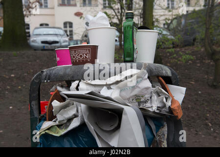 Berlin, Deutschland. 3. April 2017. Eine überlaufende Abfalleimer in einem Park im Stadtteil Kreuzberg in Berlin, Deutschland, 3. April 2017. Müll ist in Grünflächen der Stadt im Zuge der warmes Wetter und Sonnenschein aufgestapelt. Foto: Paul Zinken/Dpa/Alamy Live News Stockfoto