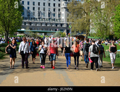 London, Großbritannien, 9. April 2017. UK Wetter: wärmsten Tag dieses Jahr bisher und Menschenmassen zu Green Park das sonnige Wetter dieses Wochenende in London, England, UK zu genießen. Stockfoto